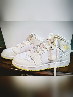 Nike Dunks 8.5 White and Yellow Sneakers